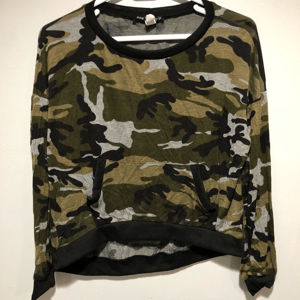 Camo style long sleeve with front pocket